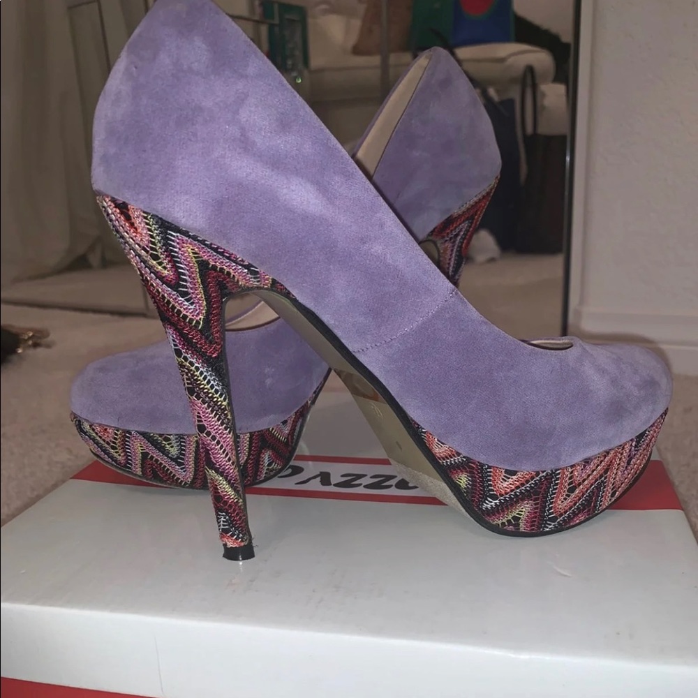 Liliac suede pumps.